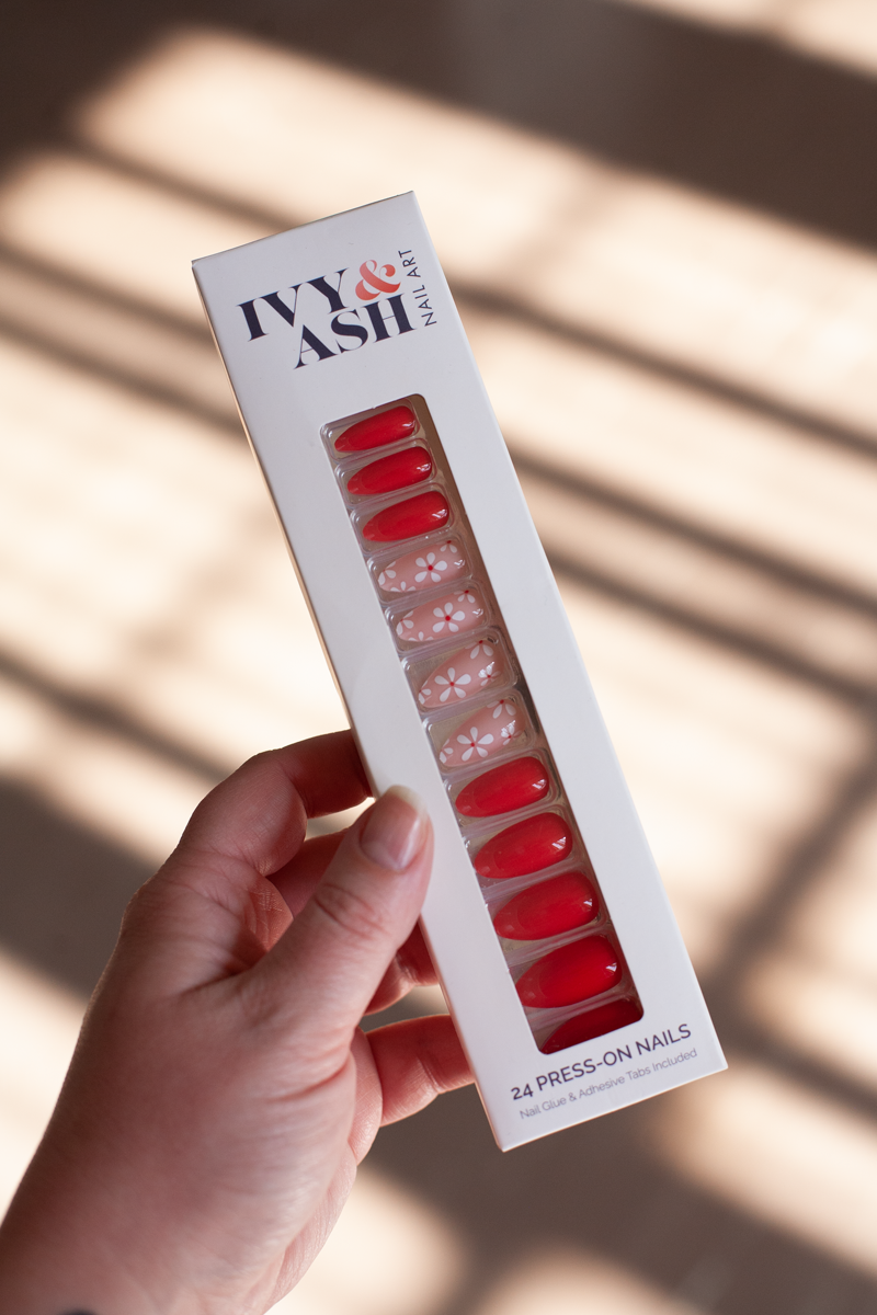 Red Daisy Press On Nail Set