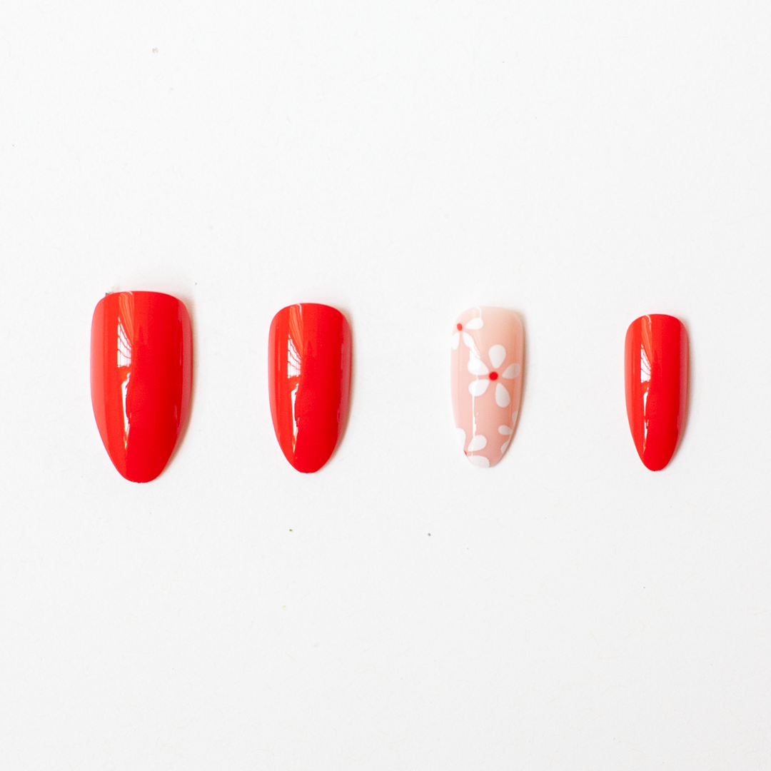 Red Daisy Press On Nail Set